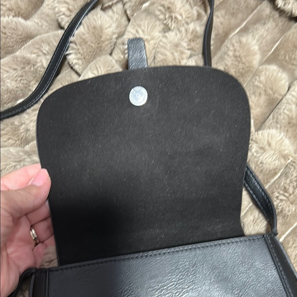 Elegant Black Crossbody Bag with Structured Design - Picture 8 of 10